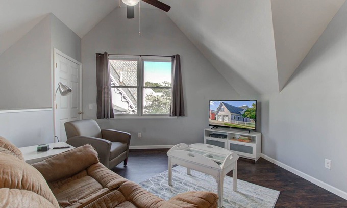 Noblesville Casa | Cozy 2BR Guesthouse! Walk to Downtown Noblesville!