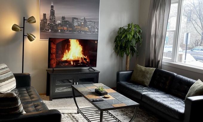 Lower West Side Apartamento | Cozy 2BR haus inn Pilsen with patio and fire pit 🔥