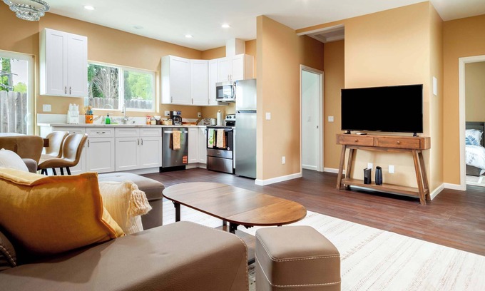 Thousand Oaks Casa | Cozy 2BR Home, Mountain Views, Pet Friendly