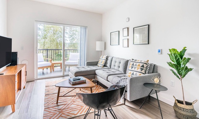 Redmond Apartamento | Cozy 2BR in Redmond, Rooftop + Pet-Friendly