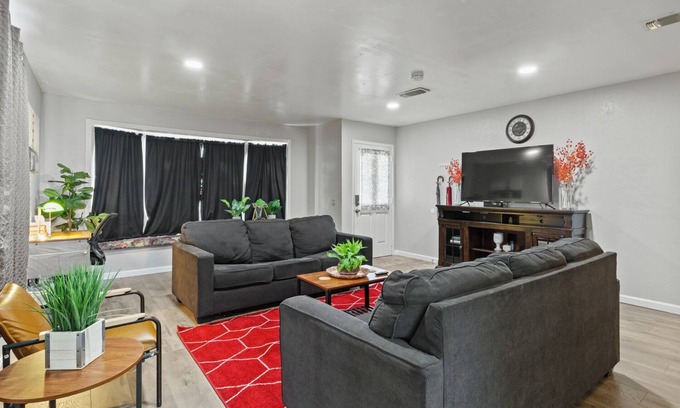 Carmichael Apartamento | Cozy 2BR in Sunny Carmichael | Netflix | Work Desk