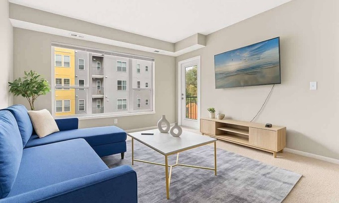 West Seventh Apartamento | Cozy 2BR | King + 2 Queens + Walk to Xcel Arena