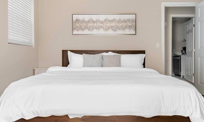 Highlands Casa | Cozy 2BR | King Beds | Parking | Near Attractions