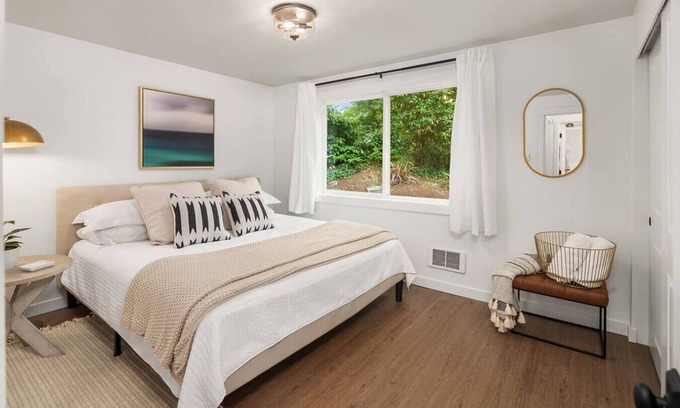 Moss Bay Casa | Cozy 2BR Lower Unit @DT Kirkland | Walk to Lake