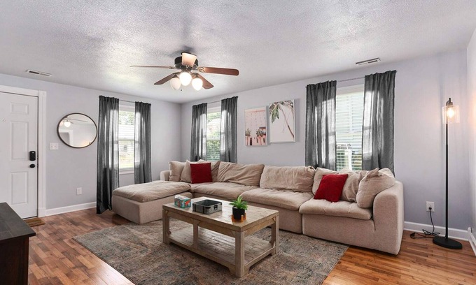 Warrensburg Casa | Great for couples Near UCM King Beds