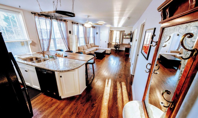 Arlington Casa | Cozy 2BR Retreat Free Parking & BBQ Pet is ok 10 minutes to downtown DC!
