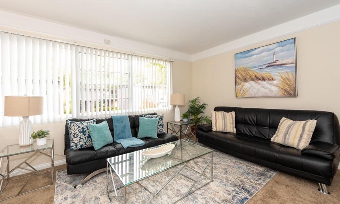 Bay Park Apartamento | Cozy 2BR w/ Gym & Pool -15 mins to Mission Beach!