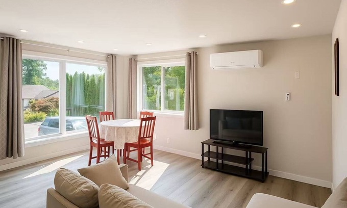 Shoreline Casa | Cozy 2BR w/WiFi and AC Near UW, Northgate, Golf & All Amenities in Shoreline