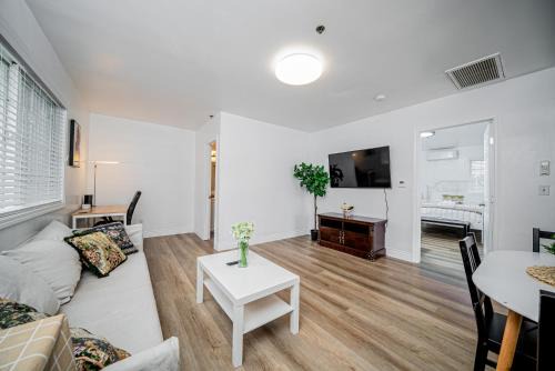 Alhambra Apartamento | Cozy 2BR2BA Guest House in Alhambra