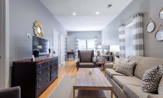 Southmoreland Condominio | Cozy 2nd Floor unit Near Plaza and Westport | 08