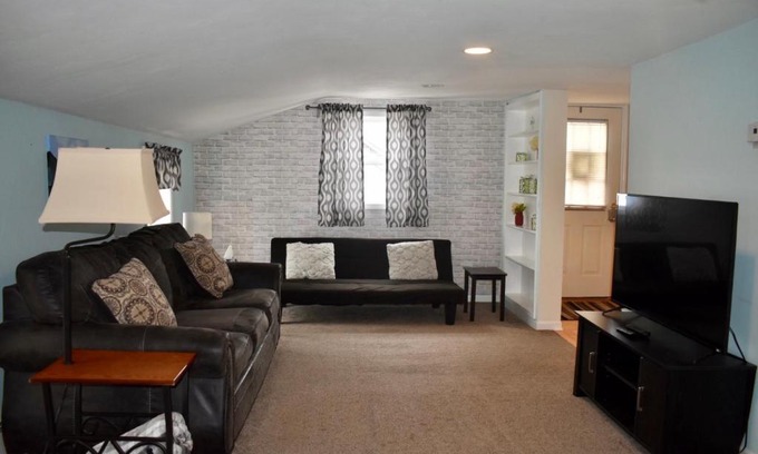 Adrian Apartamento | Cozy 2nd story Flat near downtown