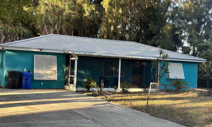 Ruskin Casa | Cozy 3/2 King Bed with room for RV/Boat storage. Pet Friendly