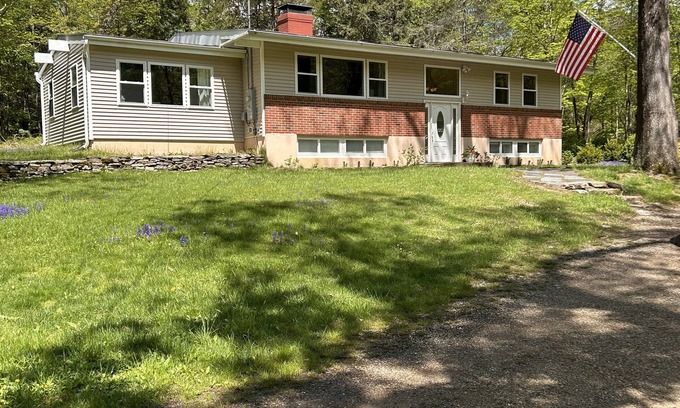 Storrs Casa | Cozy 3-bed 1.5 baths 1 mile from UConn campus. WiFi AC Patio Kitchen Dining room