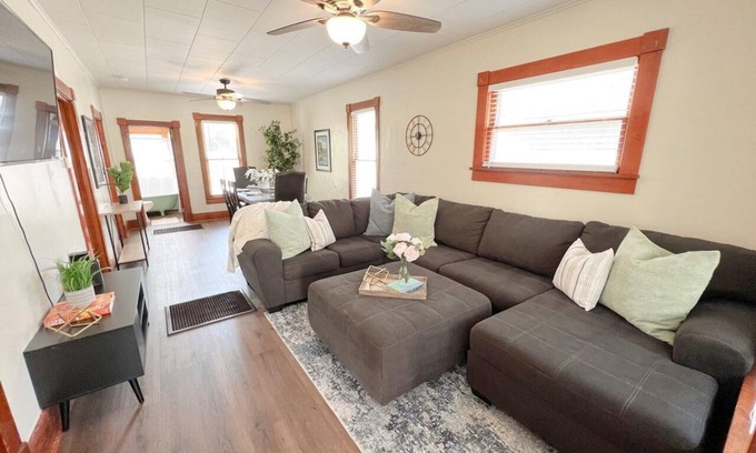 Great Falls Casa | Cozy 3 bed, 1-bath Dog-Friendly Retreat - Perfect for your Next Getaway!