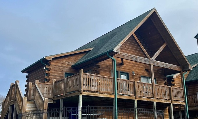 Warrens Cabina | Cozy 3 Bed 2 Bath Cabin located next to Three Bears Resort in Warrens Wisconsin