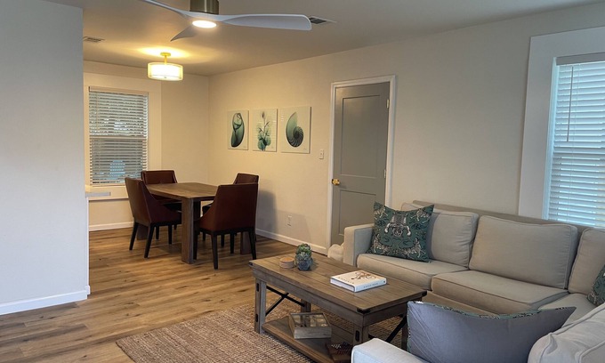 Warrington Cabaña | Cozy 3 bed, 2 bath cottage 0.2 miles to boat ramp/waterfront trails Dog friendly