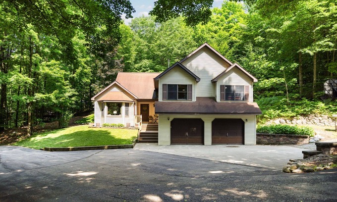 Traverse City Casa | Cozy 3 Bed 3 Bath located within minutes to Downtown Traverse City