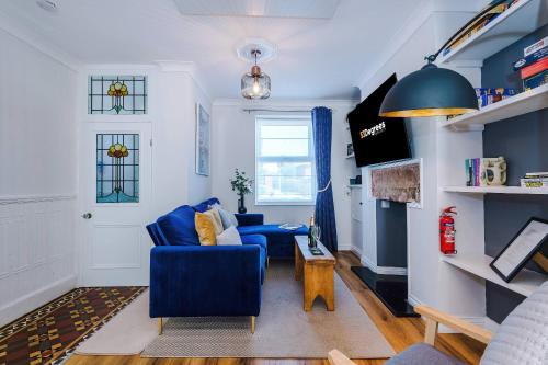 Leek Casa | Cozy 3-Bed Home by 53 Degrees Property, Perfect for Business & Groups!