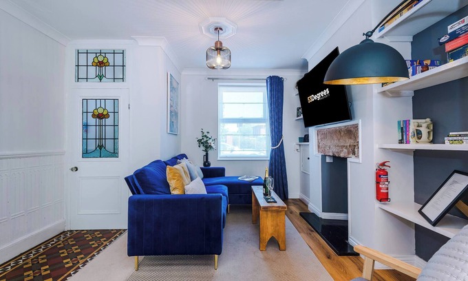 Leek Casa | Cozy 3-Bed Home, Perfect for Business & Groups!