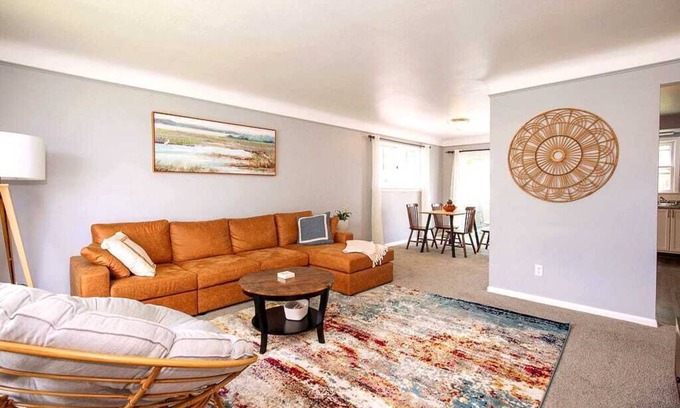 Maple Heights Casa | Cozy 3 bed home NEW ON VRBO DISCOUNTED PRICE, EXCELLENT REVIEWS OTHER PLATFORMS