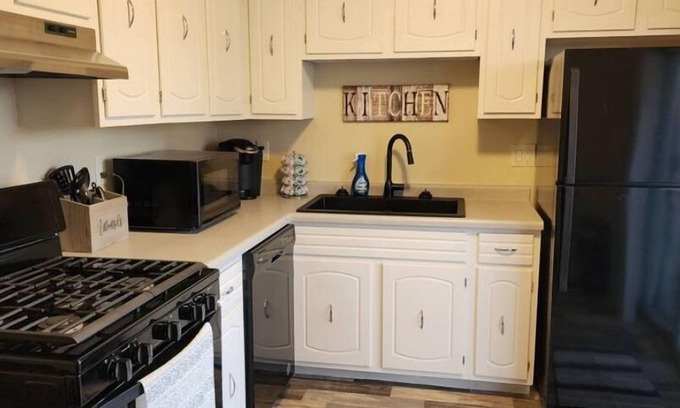 Peoria Casa | Cozy 3 bedroom 1 bath home close to airport and minutes from highway.