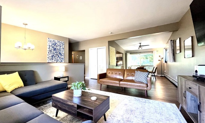 Old West Side Casa | Cozy 3-Bedroom 1 Mile to Downtown & Michigan Stadium w/ Free Parking