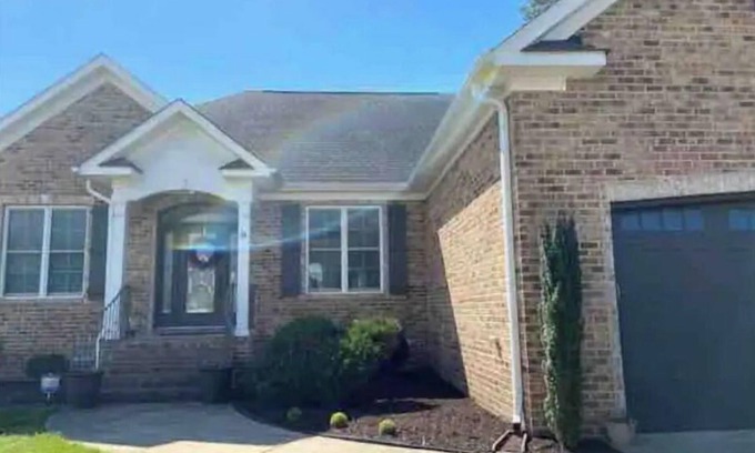 Hampton Casa | Cozy 3 Bedroom 2.5 bath home away from home.