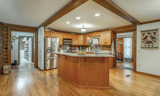 Graysville Cabina | Cozy 3-bedroom 2 bathroom cabin near Chattanooga. Firepit, spa, pool, fireplace.