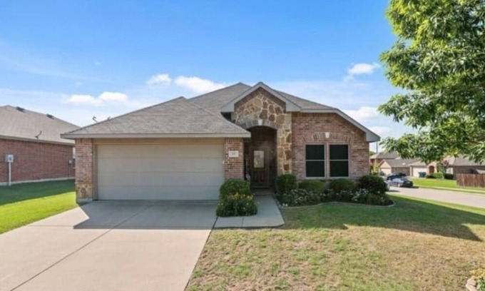 Fate Casa | Cozy 3-bedroom 2 Bath Bungalow with free parking.