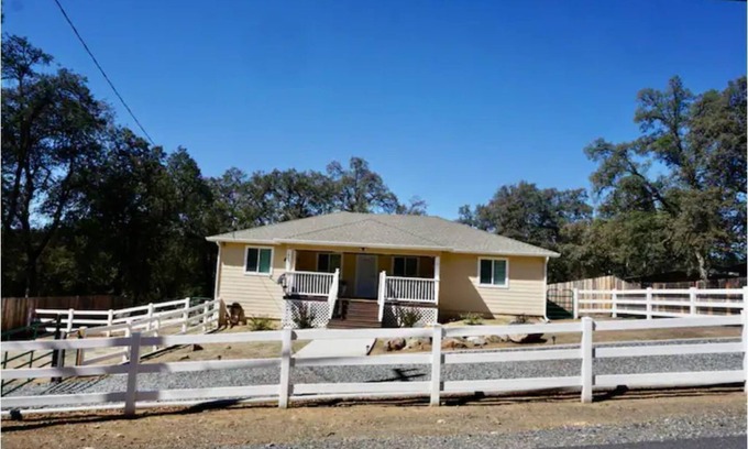 Tuolumne Casa | Cozy 3 bedroom 2 bath countryside home