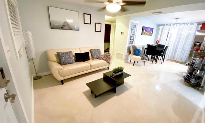 Tampa Casa | Cozy 3 Bedroom 2 bathroom house 5 minutes away from TPA International Airport