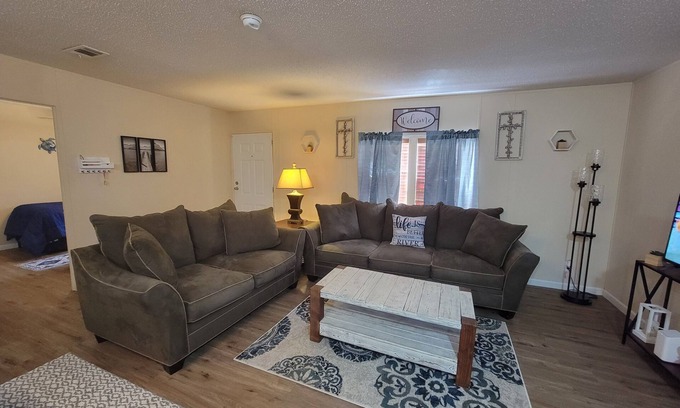Welaka Casa | Cozy 3-bedroom, 2 full bath mobile home on half acre in charming Welaka!