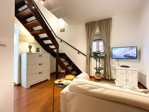 Linda-a-Velha Apartamento | Cozy 3 Bedroom Apartment in Belem Lisbon 3 to 5 Guests