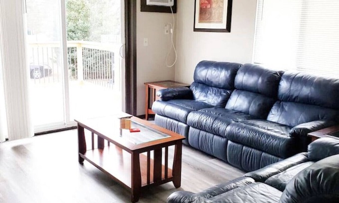Plover Apartamento | Cozy 3 bedroom apartment with free garage/parking