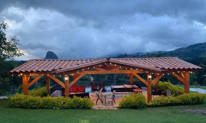 El Penol Cabaña | Finca con Kiosko, Piscina & Wi-Fi