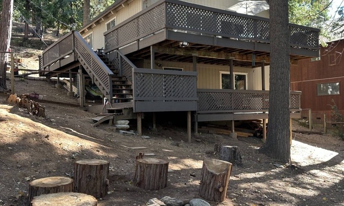 Mi-Wuk Village Cabina | Cozy 3-bedroom chalet with loft in charming Mi-Wuk Village.