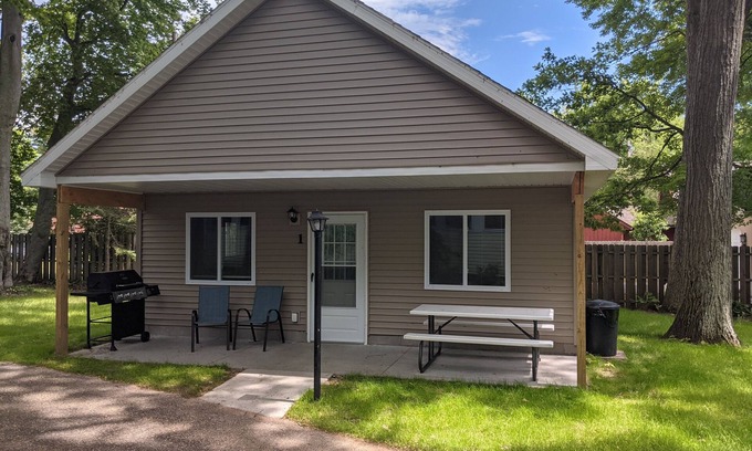Houghton Lake Cabina | Cozy 3-bedroom cabin with lake view and access.