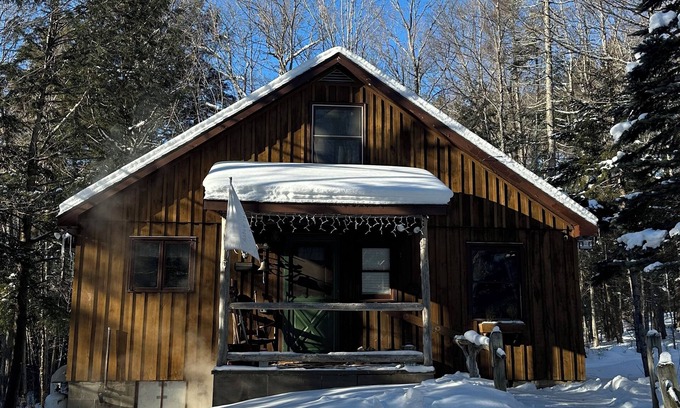 Indian Lake Cabina | Cozy 3-bedroom cabin in welcoming Indian Lake with WiFi/30 mins to Gore Mt