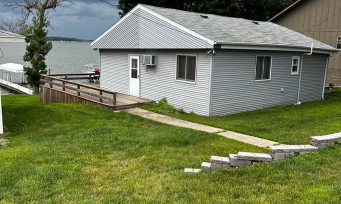 Spirit Lake Cabina | Cozy 3-bedroom cabin on East Lake Okoboji with WiFi, AC