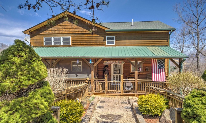 Waynesville Cabina | Cozy 3-bedroom cabin in welcoming Waynesville with WiFi, AC