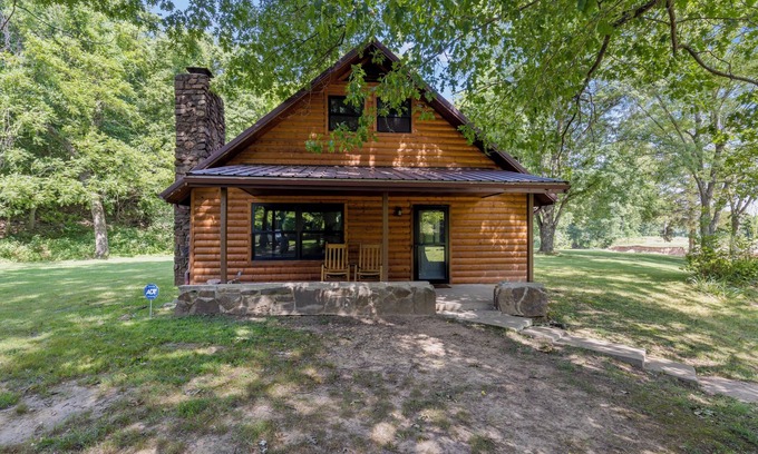 Maysville Cabina | Cozy 3-bedroom cabin close to Grand Lake - a quiet country retreat with a creek