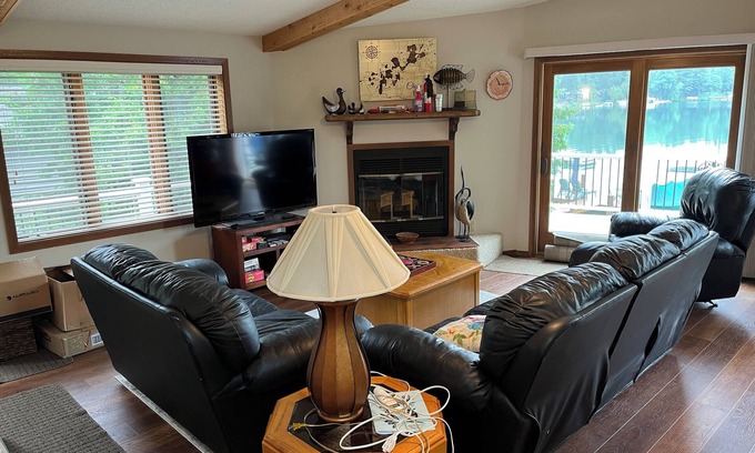 Waupaca Cabina | Cozy 3-bedroom cabin in adorable Waupaca with amazing lake view and sand beach