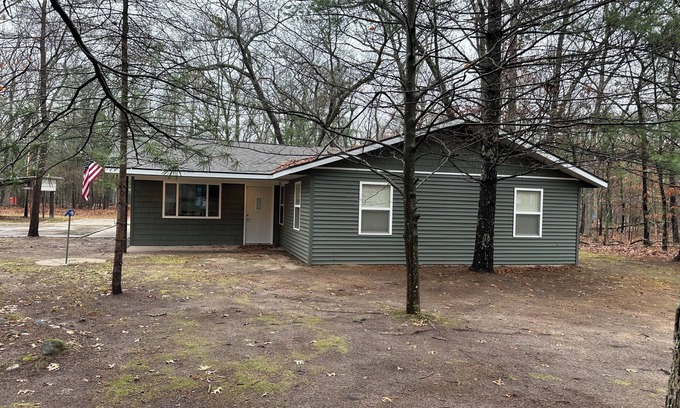 Baldwin Cabina | Cozy 3 Bedroom Cabin Chain of Lakes Area WIFI Free Cancellation