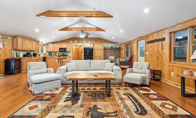 North Haverhill Cabina | Cozy 3-bedroom cabin in charming Haverhill with Hot Tub, Play Area & Fire Pit
