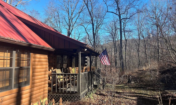 Hiawassee Cabina | Cozy 3-bedroom cabin in quaint Hiawassee with AC, WiFi