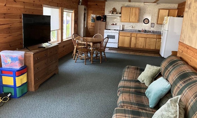 Manistique Cabina | Cozy 3-bedroom cabin in peaceful Manistique on Indian Lake with wifi and cable