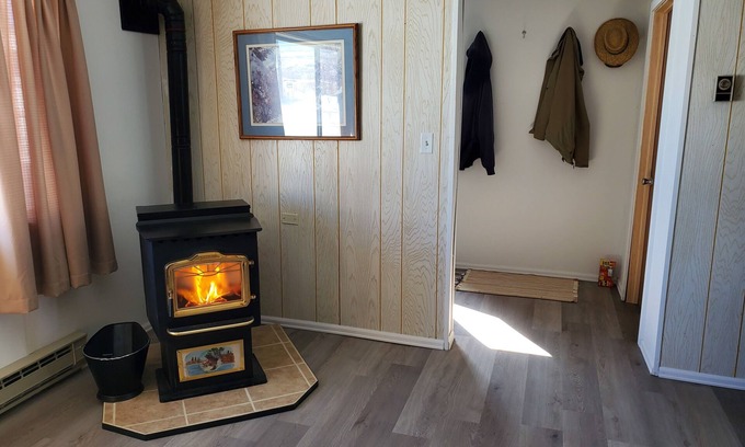Phippsburg Cabina | Cozy 3 bedroom cabin 30 minutes from Steamboat Springs, Stagecoach Reservoir.