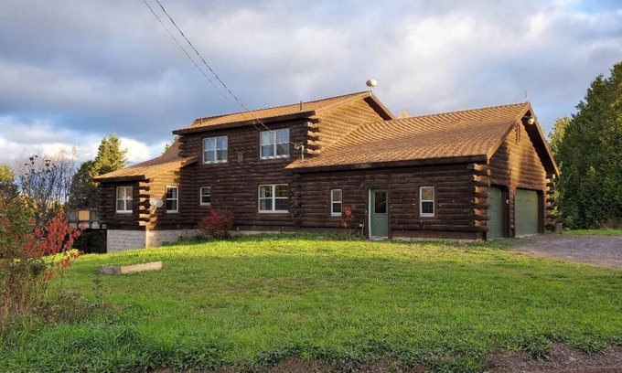 Laurium Cabina | Cozy 3-bedroom cabin with 2 indoor wood fireplaces