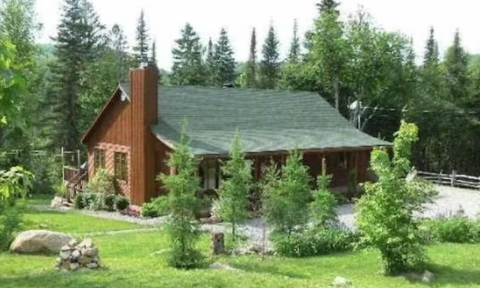 Saint-Faustin-Lac-Carre Chalet De Esquí | Cozy 3-bedroom chalet in lovely Mont-Blanc with WiFi and SPA.