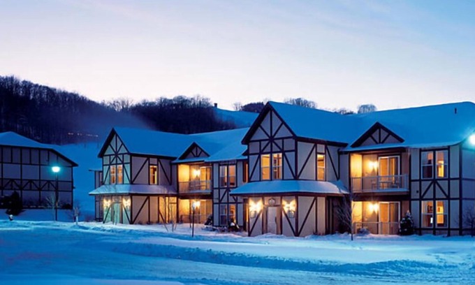 Boyne Falls Complejo | Cozy 3-bedroom Combined resort in peaceful Boyne Falls with AC, WiFi